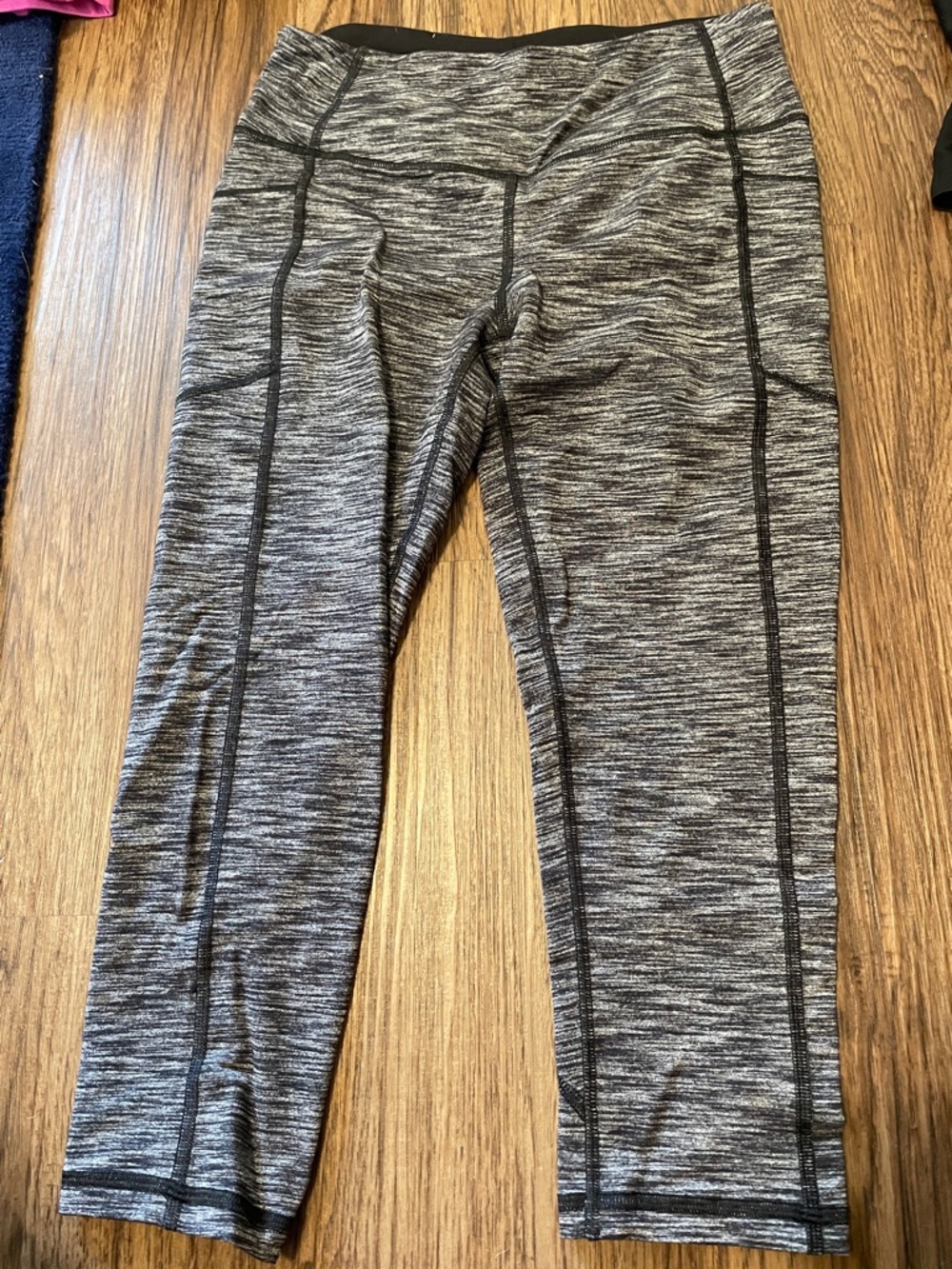 Victoria’s Secret marled Gray Space-Dye  Athletic  Capri Leggings with pockets